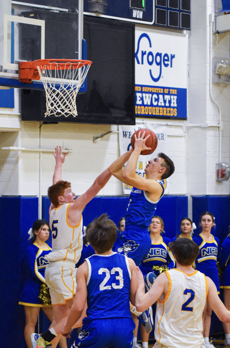 Sophomore Vinny Listerman goes up for the contested layup.